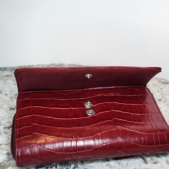 Women MUNDI Red Patent Faux Leather Alligator Zipper Flap Clutch Wallet - Picture 10 of 11